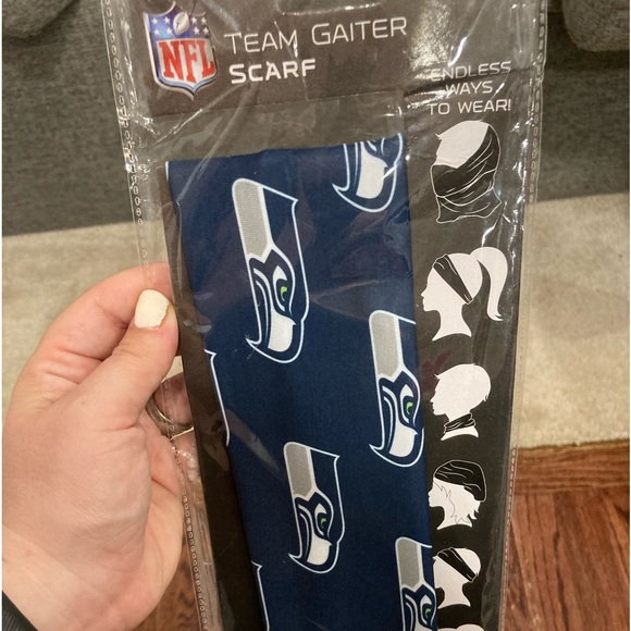 new in packaging Seattle Seahawks scarf! - Picture 3 of 4